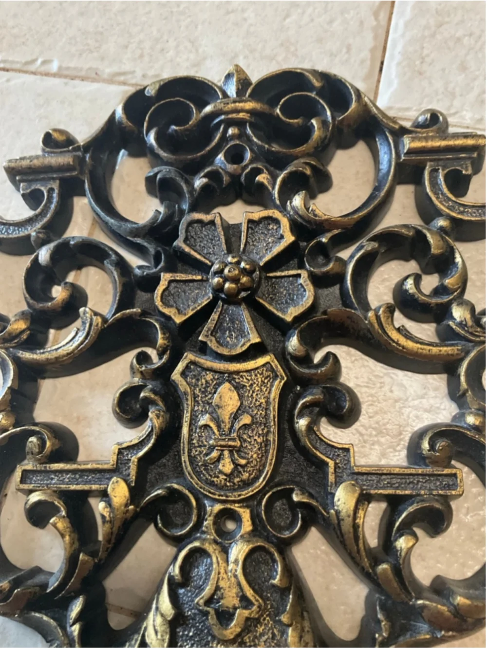 Vintage Mid Century Homco Towel Ring Holder Gothic Crest Shield Medieval